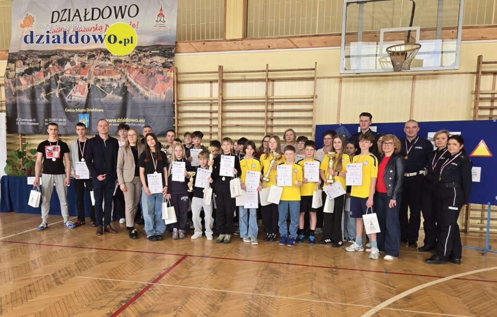 pamiątkowa fotografia uczestników turnieju wraz nauczycielami, dyrekcją, policjantami i reprezentantem UM Działdowo