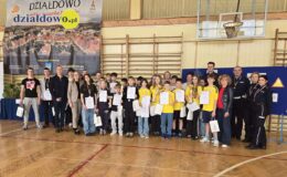 pamiątkowa fotografia uczestników turnieju wraz nauczycielami, dyrekcją, policjantami i reprezentantem UM Działdowo