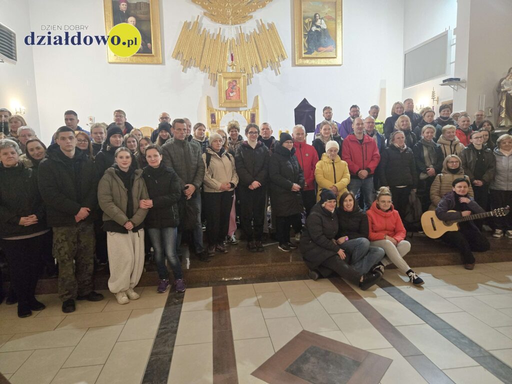 pamiątkowa pamiątkowa fotografia pielgrzymów i wiernych w kościele pw. Św. Katarzyny i Błogosławionych Męczenników