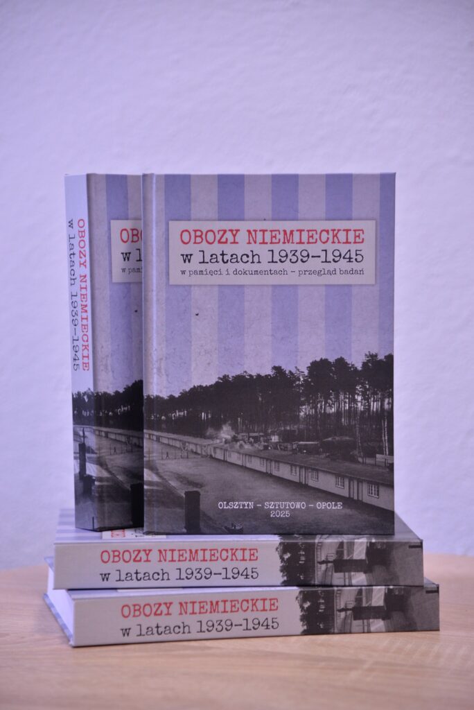 okładka książki "Obozy niemieckie w latach 1939-1945 w pamięci i dokumentach - przegląd badań"