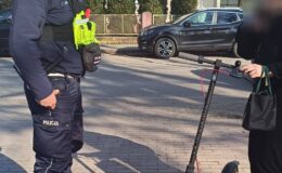 Nieletni na hulajnogach pod okiem policjantów 