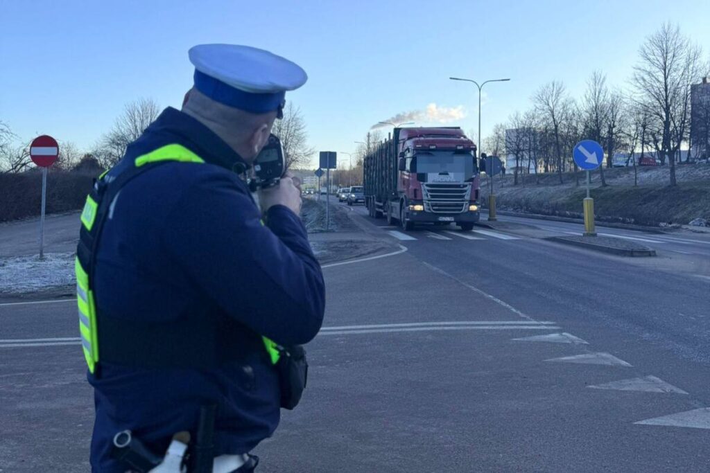 widzimy radiowóz i policjanta z radarem na drodze /fot policja