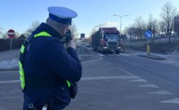 widzimy radiowóz i policjanta z radarem na drodze /fot policja