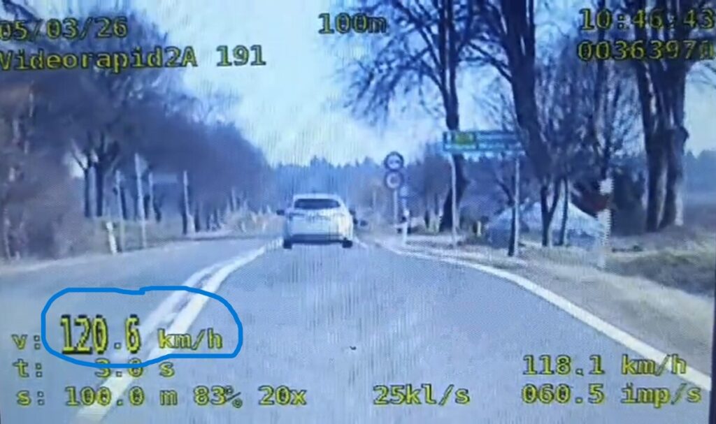 kadr z videorejestratora, na zdjęciu widać drogę, samochód i pomiar prędkości / fot. policja