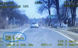 kadr z videorejestratora, na zdjęciu widać drogę, samochód i pomiar prędkości / fot. policja