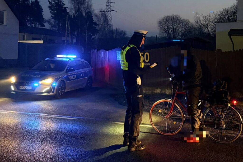 policjant z alkomatem kontrolujący kierowcę samochodu podczas akcji "Trzeźwość" / fot. policja