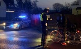 policjant z alkomatem kontrolujący kierowcę samochodu podczas akcji "Trzeźwość" / fot. policja