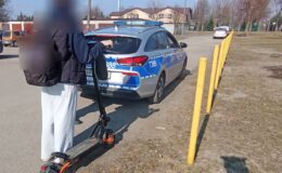 Nieletni na hulajnogach pod okiem policjantów 