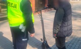 Nieletni na hulajnogach pod okiem policjantów 