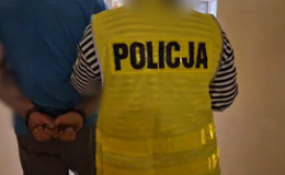mężczyzna w kajdankach prowadzony przez policję /fot. policja