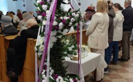 Seniorzy z Klubu Seniora z palmą wielkanocną w darze