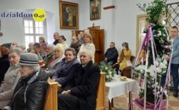 Seniorzy z Klubu Seniora z palmą wielkanocną w darze