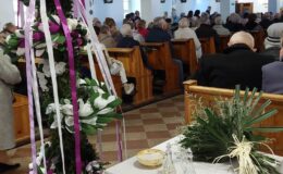 Seniorzy z Klubu Seniora z palmą wielkanocną w darze