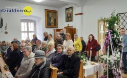 Seniorzy z Klubu Seniora z palmą wielkanocną w darze