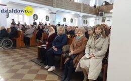 Seniorzy z Klubu Seniora z palmą wielkanocną w darze