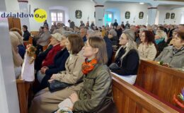 Seniorzy z Klubu Seniora z palmą wielkanocną w darze