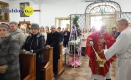 Seniorzy z Klubu Seniora z palmą wielkanocną w darze