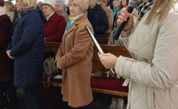 Seniorzy z Klubu Seniora z palmą wielkanocną w darze