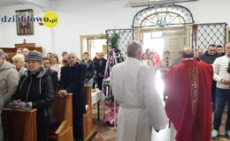 Seniorzy z Klubu Seniora z palmą wielkanocną w darze