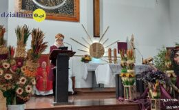 Seniorzy z Klubu Seniora z palmą wielkanocną w darze
