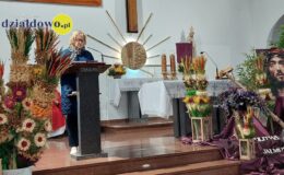 Seniorzy z Klubu Seniora z palmą wielkanocną w darze