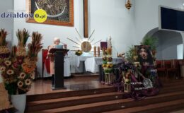 Seniorzy z Klubu Seniora z palmą wielkanocną w darze