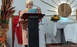 Seniorzy z Klubu Seniora z palmą wielkanocną w darze