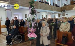Seniorzy z Klubu Seniora z palmą wielkanocną w darze