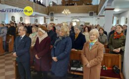 Seniorzy z Klubu Seniora z palmą wielkanocną w darze