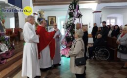 Seniorzy z Klubu Seniora z palmą wielkanocną w darze