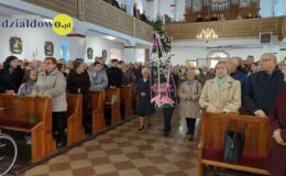 Seniorzy z Klubu Seniora z palmą wielkanocną w darze