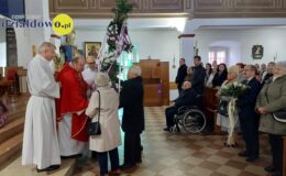 Seniorzy z Klubu Seniora z palmą wielkanocną w darze