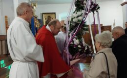 Seniorzy z Klubu Seniora z palmą wielkanocną w darze