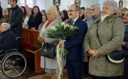 Seniorzy z Klubu Seniora z palmą wielkanocną w darze