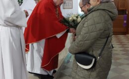 Seniorzy z Klubu Seniora z palmą wielkanocną w darze