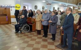 Seniorzy z Klubu Seniora z palmą wielkanocną w darze