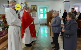 Seniorzy z Klubu Seniora z palmą wielkanocną w darze