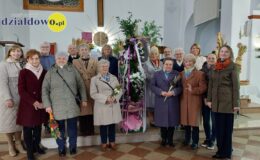 Seniorzy z Klubu Seniora z palmą wielkanocną w darze