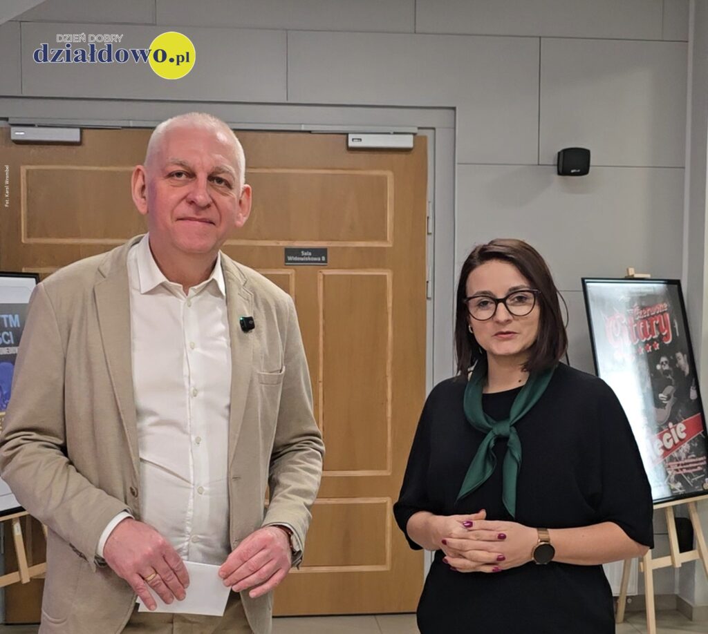 burmistrz Grzegorz Mrowiński i prezes fundacji Kinga Krogulska