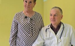 kobiet (stoi) a i mężczyzn (siedzi)