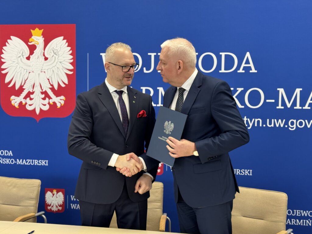 burmistrz Działdowa Grzegorz Mrowiński i Radosław Król wojewoda Warmińsko-Mazurski podczas podpisania umowy na dofinansowanie remontu ulicy Świętego Wojciecha w Działdowie /fot. archiwum Urzędu wojewódzkiego w Olsztynie