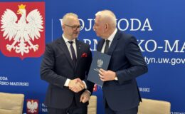 burmistrz Działdowa Grzegorz Mrowiński i Radosław Król wojewoda Warmińsko-Mazurski podczas podpisania umowy na dofinansowanie remontu ulicy Świętego Wojciecha w Działdowie /fot. archiwum Urzędu wojewódzkiego w Olsztynie