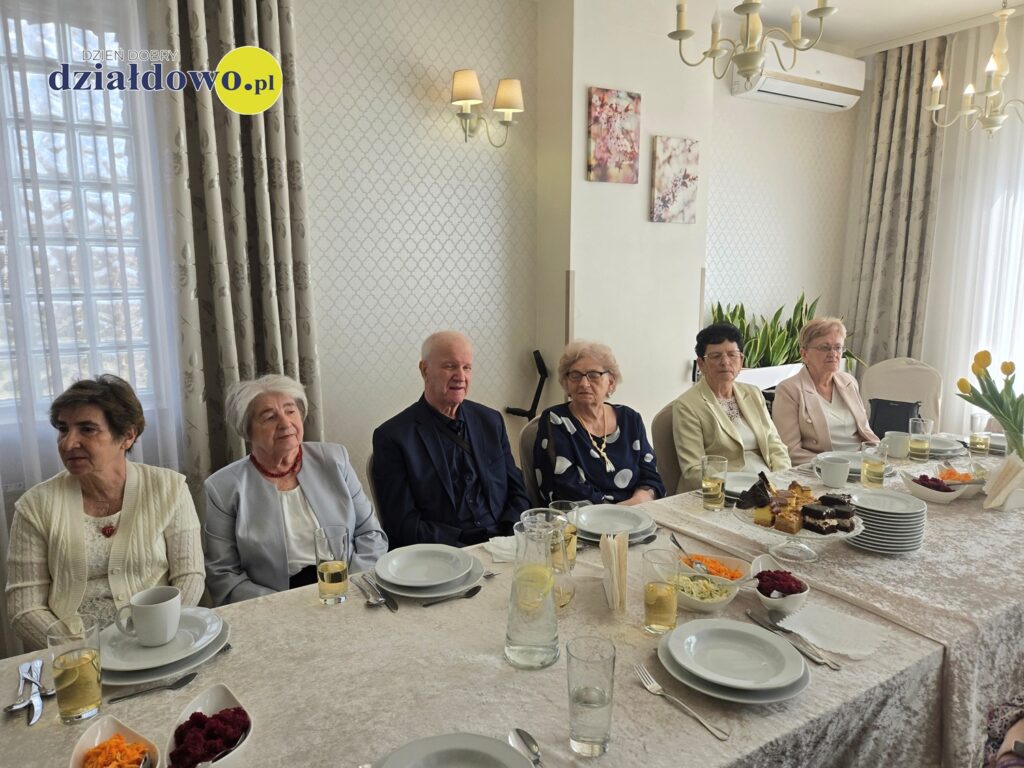 osoby siedzące przy stole podczas "śniadania wielkanocnego" seniorów w Restauracji "Cymes"