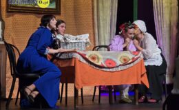 Przedstawienie grupy teatralne Pewni Niepewni pt. „Pani Dulska przed sądem”