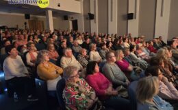 Przedstawienie grupy teatralne Pewni Niepewni pt. „Pani Dulska przed sądem”