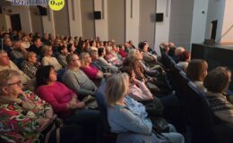 Przedstawienie grupy teatralne Pewni Niepewni pt. „Pani Dulska przed sądem”