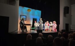 Przedstawienie grupy teatralne Pewni Niepewni pt. „Pani Dulska przed sądem”