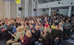 Przedstawienie grupy teatralne Pewni Niepewni pt. „Pani Dulska przed sądem”