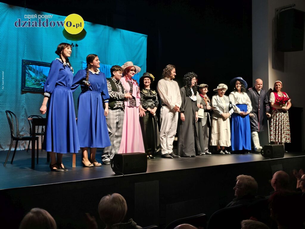 na scenie domu kultury w Działdowie stoi grupa osób, aktorzy występujący w przedstawieniu