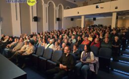 Przedstawienie grupy teatralne Pewni Niepewni pt. „Pani Dulska przed sądem”